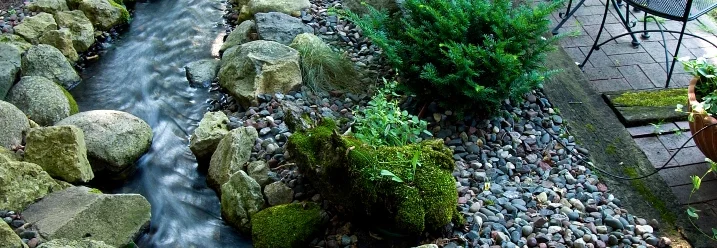 Gartenbach mit Steinen und Moos